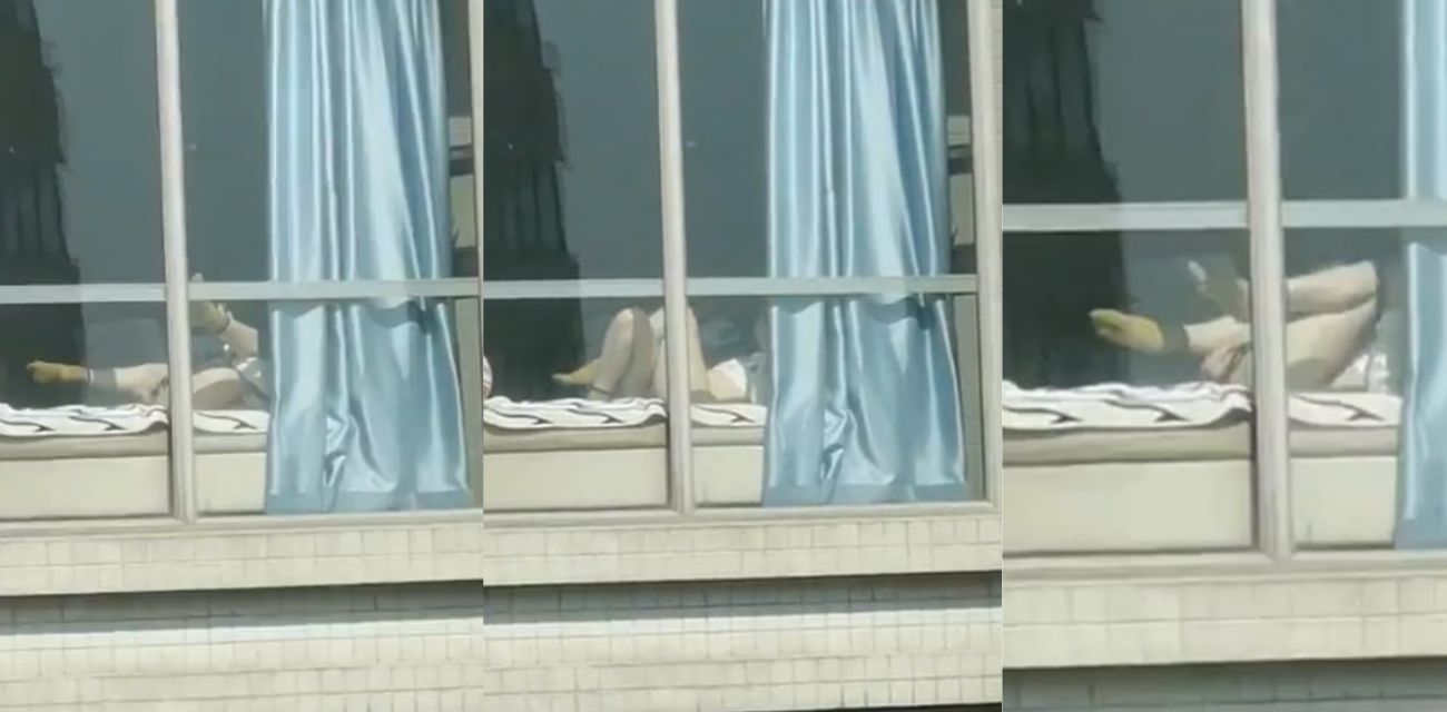 丰满女神居家自慰 忘情扭动享受高潮 殊不知早已被吃瓜群众偷拍