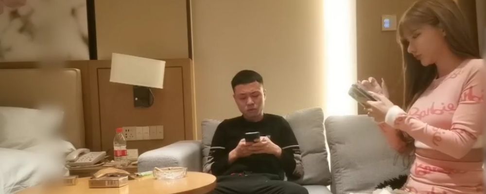 自己喊的鸡 再臭也要操  线上呼叫高颜值外围 没想到操着操着喷血了