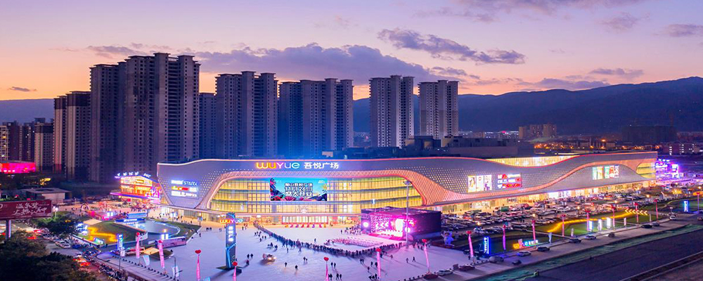 男人有了新欢忘了旧爱 云南保山市君悦广场王麒麟当众表白王维婷被原配现场抓奸拉横幅事件