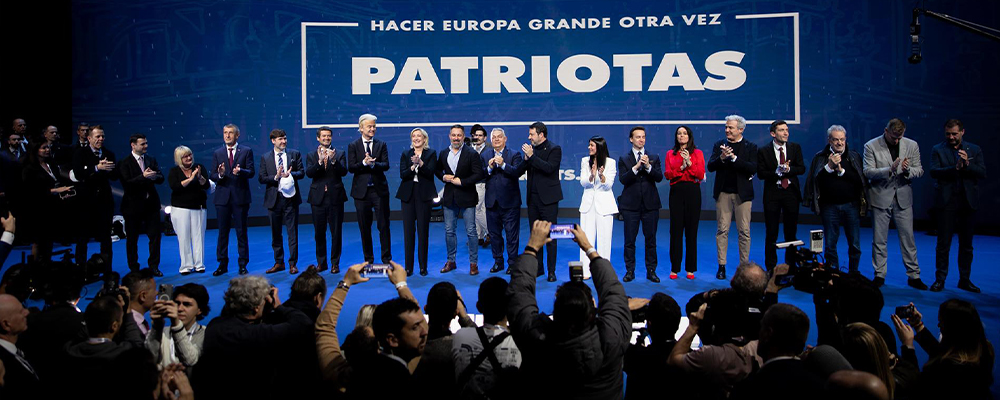 用粉嫩的小奶子捍卫乌克兰最后女权 神秘Femen组织女子用巨奶冲撞欧盟爱国者峰会制造混乱