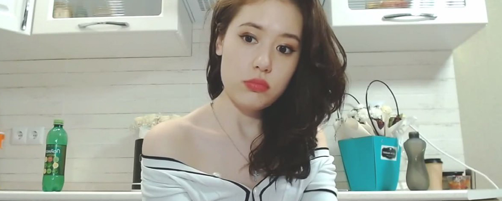 用跳蛋塞逼拉扯 翘起双腿诱人心神   甜美的亚籍嫩妹欣欣在厨房自慰勾引