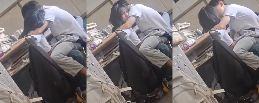 高考前最后的放纵 小情侣在教室里旁若无人亲密互动 发现被偷拍也要享受打飞机的快感