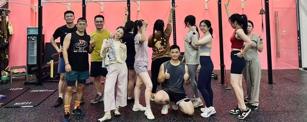 工行惠州分公司部区域经理梁子颖出轨健身教练彭永惠 以加班为名频繁私会  被黄毅成实名举报并曝出性爱视频