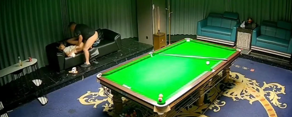 台球室艳遇记  男子在沐阳中央广场壹号点美女助教   直接给500在沙发上干起来了  母狗的骚穴不是一般紧实