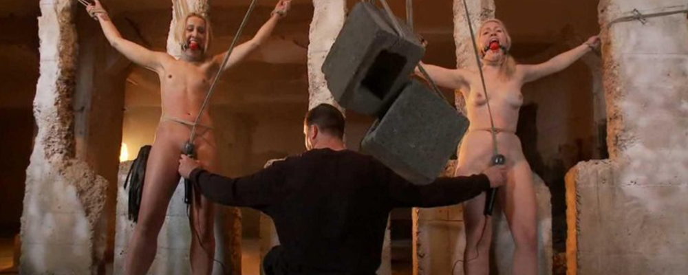 欧美重口调教娇艳姐妹花 双女遭摄影师绳艺捆绑暴力蹂躏 白皙酮体被灰砖吊起享受别样刺激