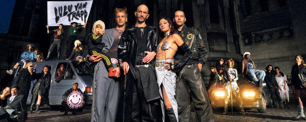 法国露露·范·特拉普乐队女主唱音乐节遭遇性侵 当场被痴汉扒光衣服羞辱  为维护秩序只好全程漏奶演唱