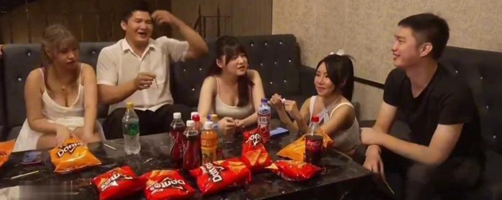 美女猛男齐聚一室爽玩国王游戏  从真心话到性爱挑战激发原始欲望  跟随指令淫乱群交场面淫翻天