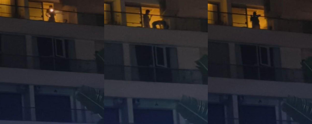 饥渴狗男女阳台上演激情大戏 为了体验快感打开手电筒吸引路人关注 一边体验性爱刺激一边享受众人围观