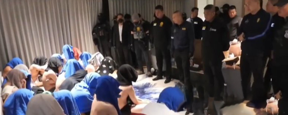 泰警捣毁男同性恋与毒品现场  多名男子裸体被抓获现在曝出   难道这就是男人之间的快乐吗