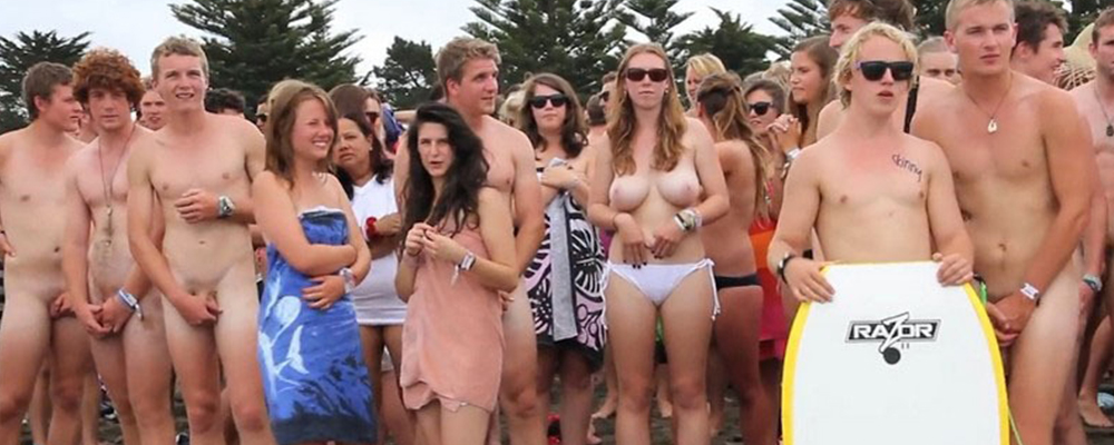 澳大利亚悉尼邦迪海滩裸体狂欢   2730狂野泳士赤裸下水创纪录  释放内心自由与激情