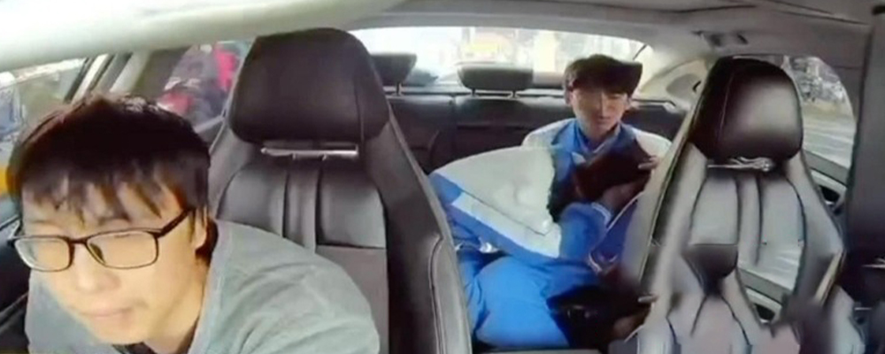 高州四中出租车司机目睹情侣在后座互舔  动作风骚又入骨  看的司机鸡鸡梆硬