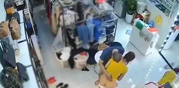 监控记录下 某服装店遭遇持刀歹徒劫财劫色 老板娘教科书式自救 